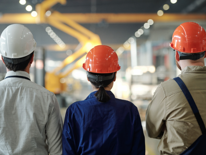 persone in cantiere settore manifatturiero che guardano lavori